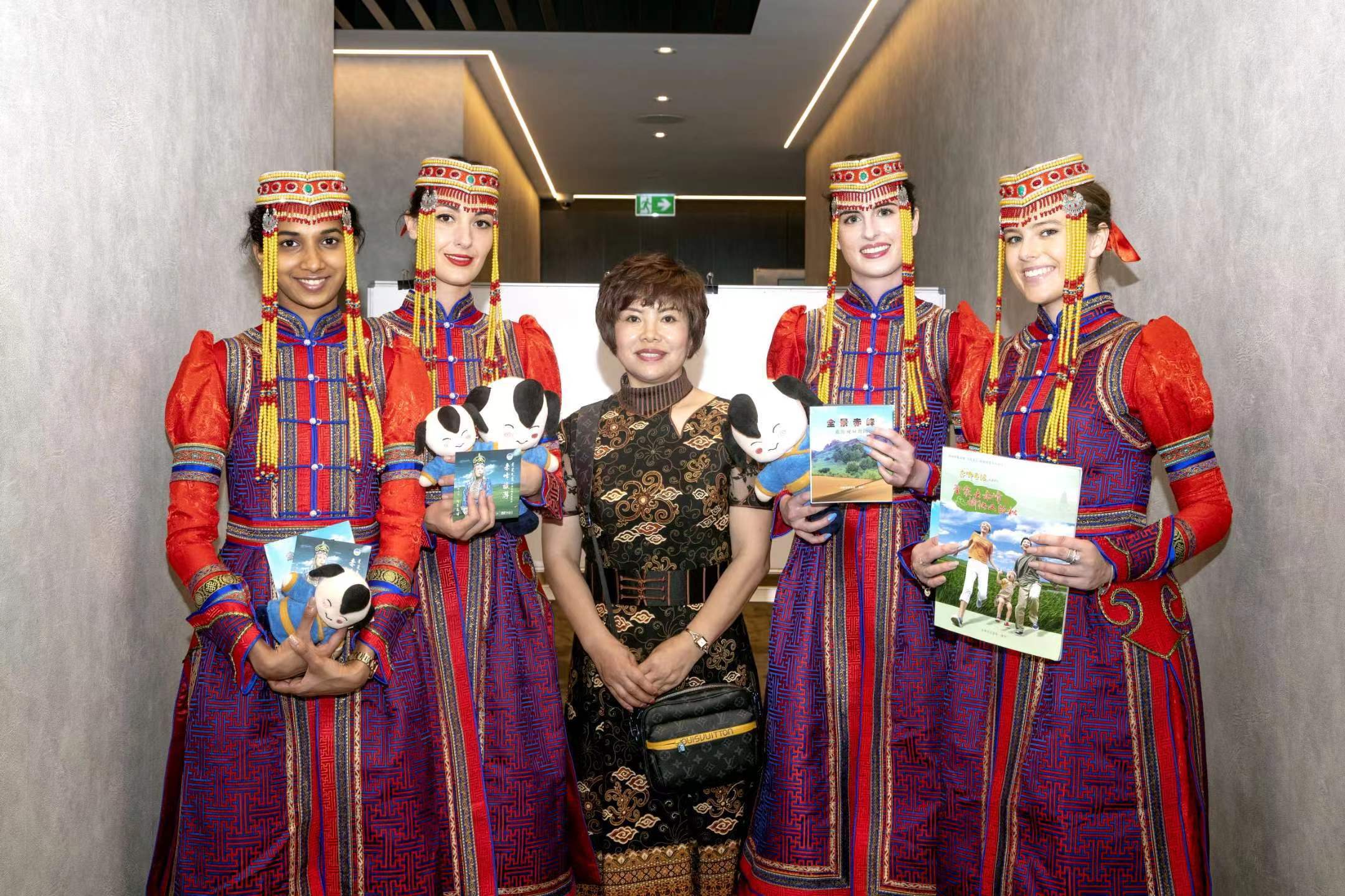 2019首屆國際草原春晚在澳大利亞成功舉辦——德利源公司承攬晚會表演服飾