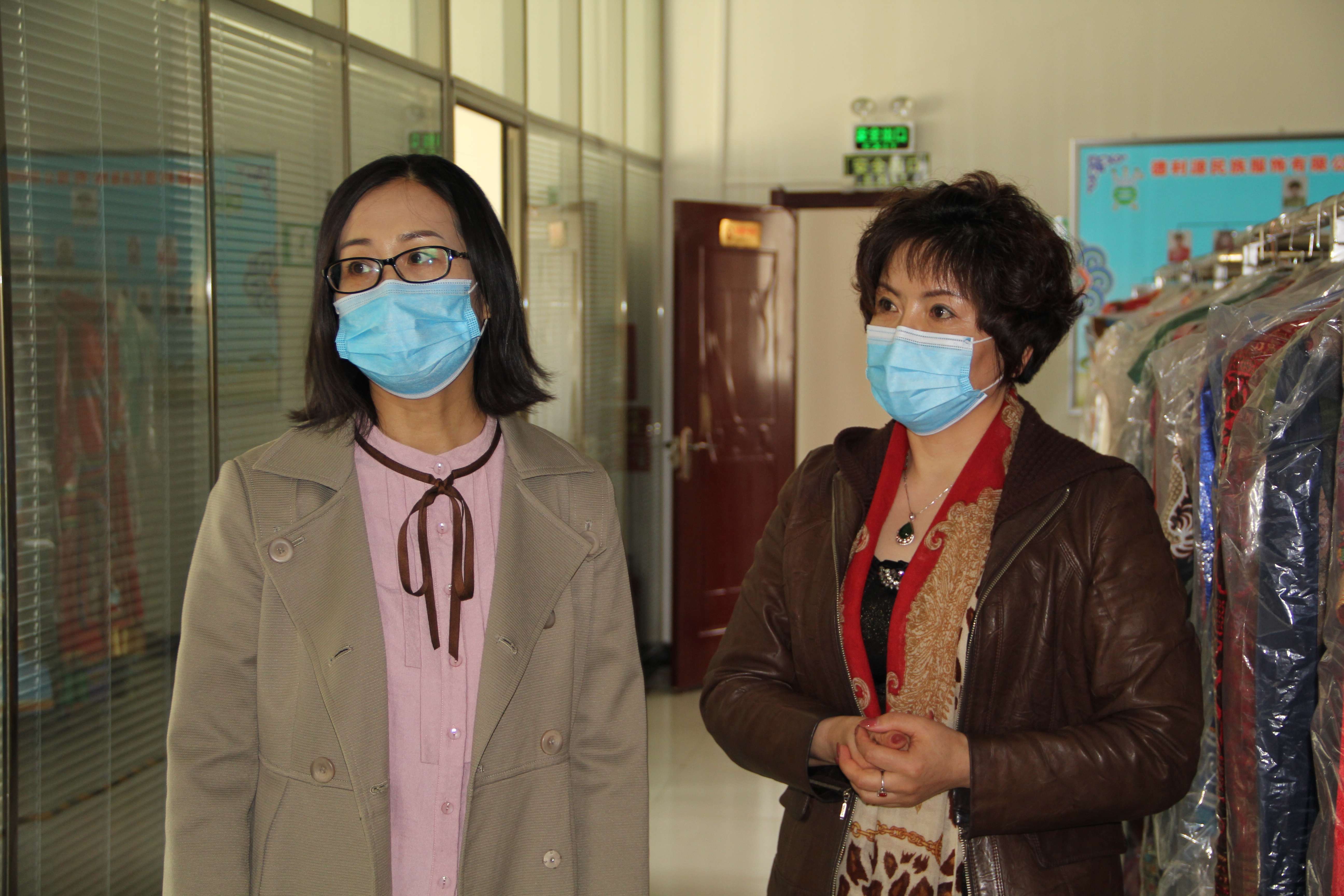 呼和浩特市委宣傳部張金萍部長(zhǎng)一行考察內(nèi)蒙古德利源民族服飾有限公司在疫情期間的復(fù)產(chǎn)情況