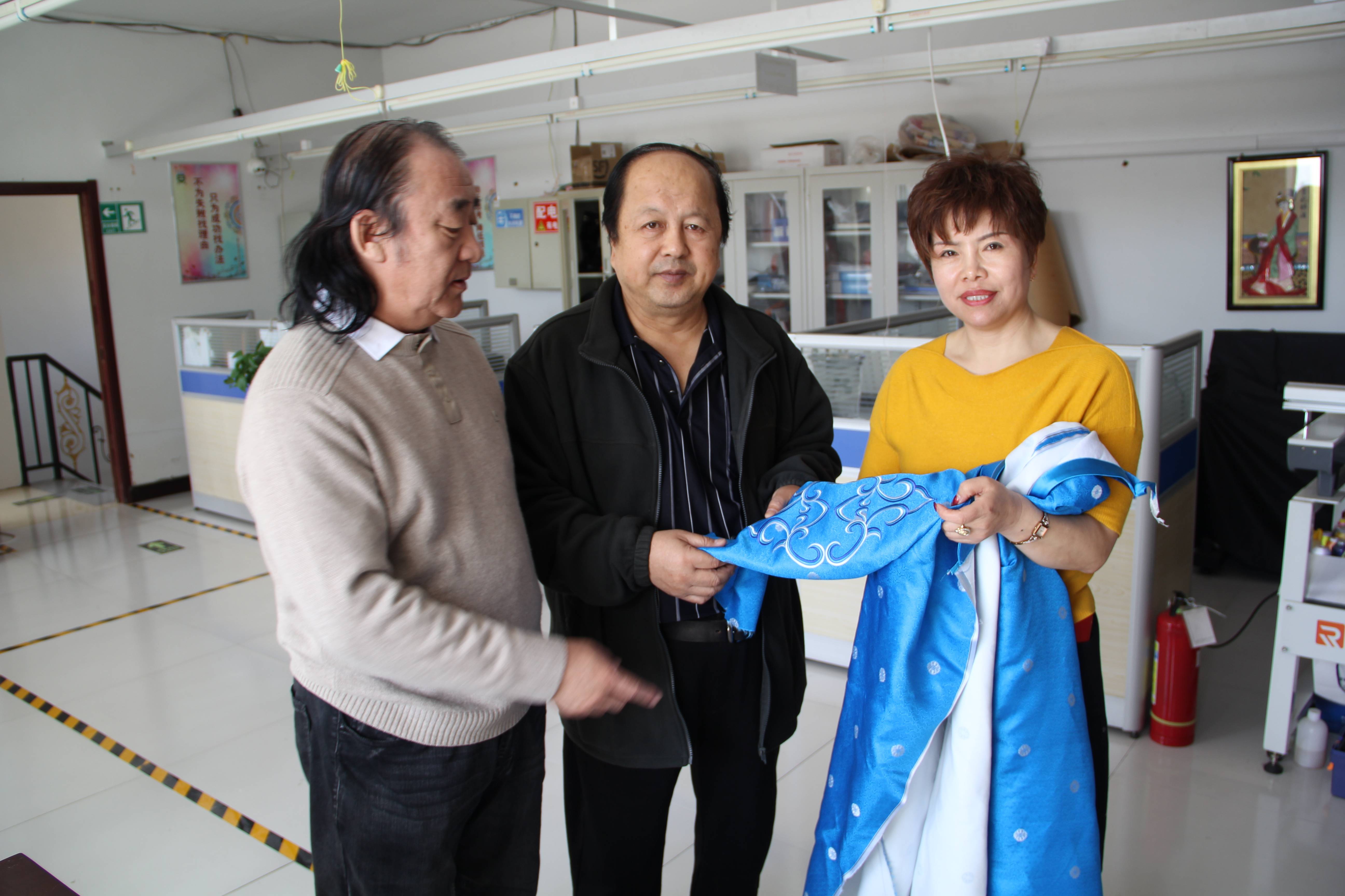 ?內(nèi)蒙古舞臺(tái)美術(shù)學(xué)會(huì)領(lǐng)導(dǎo)蒞臨內(nèi)蒙古德利源民族服飾有限公司進(jìn)行參觀和指導(dǎo)工作