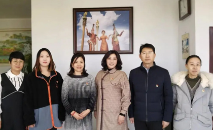 以黨代會(huì)精神為引領(lǐng) 推動(dòng)企業(yè)高質(zhì)量發(fā)展——呼和浩特市女企業(yè)家商會(huì)深入內(nèi)蒙古德利源民族服飾有限公司學(xué)習(xí)貫徹自治區(qū)第十一次黨代會(huì)精神